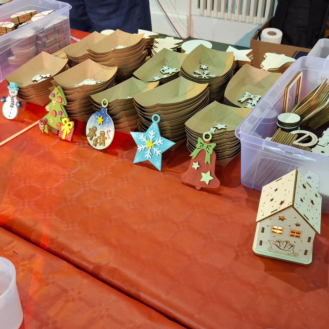 Ukázky dřevěných vánočních ozdob a dekorací na firemním kreativním workshopu