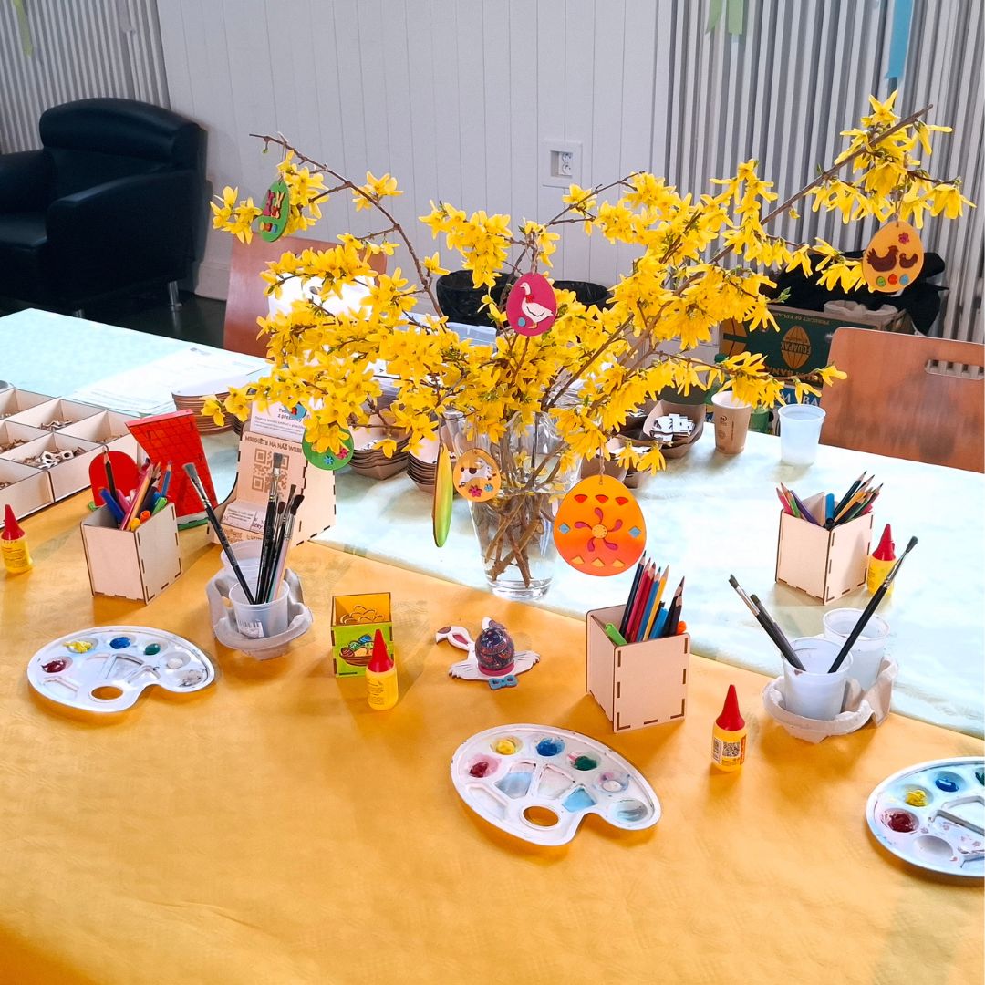 Příprava kreativního koutku na velikonoční rodinný den pro firmy