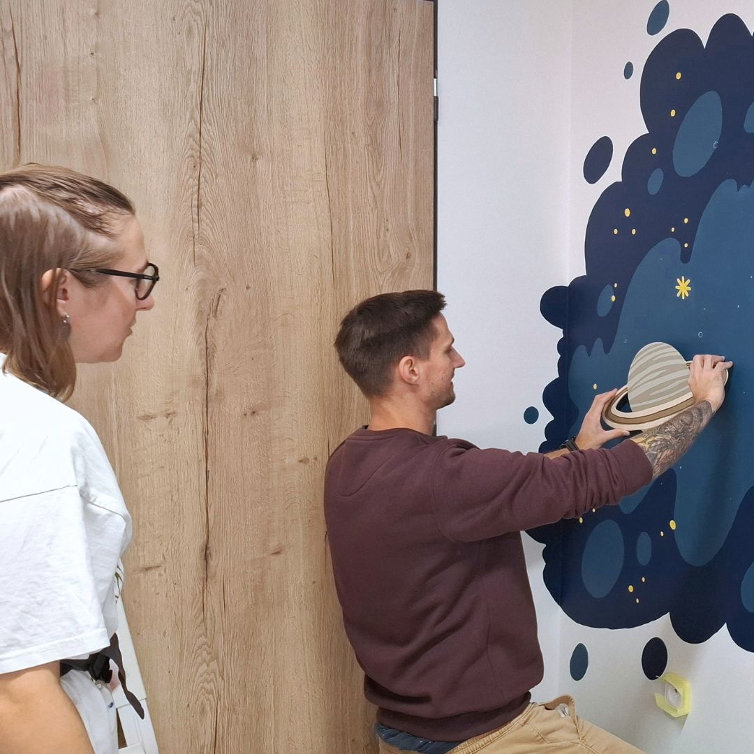 Instalace jednotlivých malovaných výřezů z překližky je jednoduchá