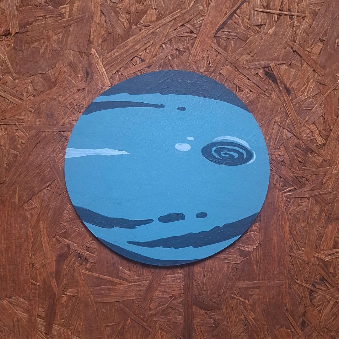 Detail ručně malovaného výřezu z překližky planeta Neptun
