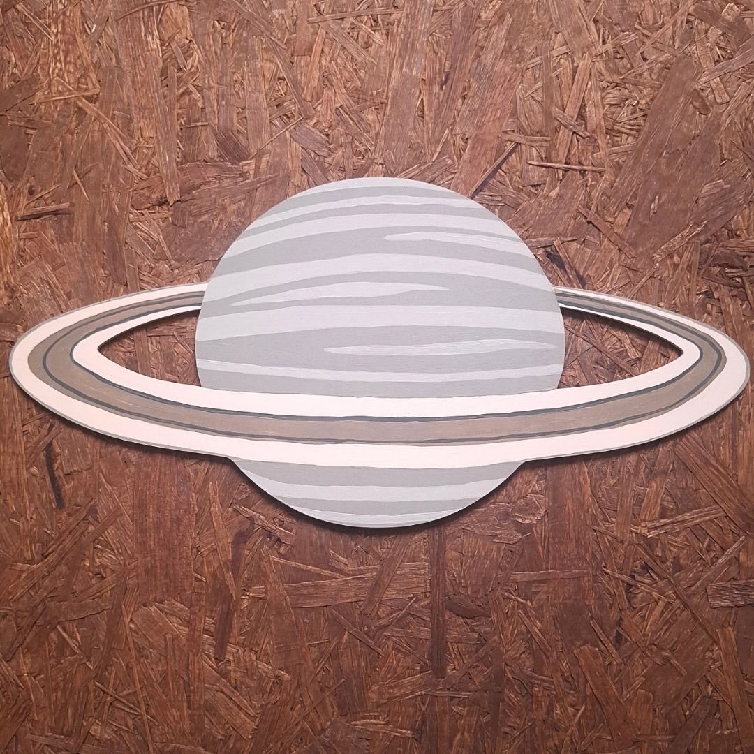Detail ručně malovaného výřezu z překližky planeta Saturn